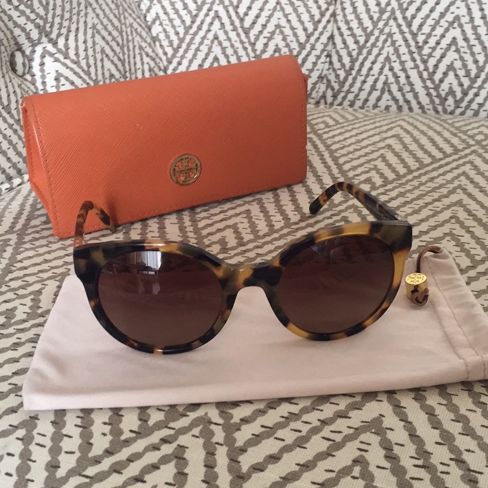 Tory Burch Polarized Round Tortoiseshel sunglasses